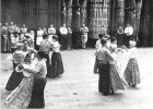 Danse folklorique dans le hangar
